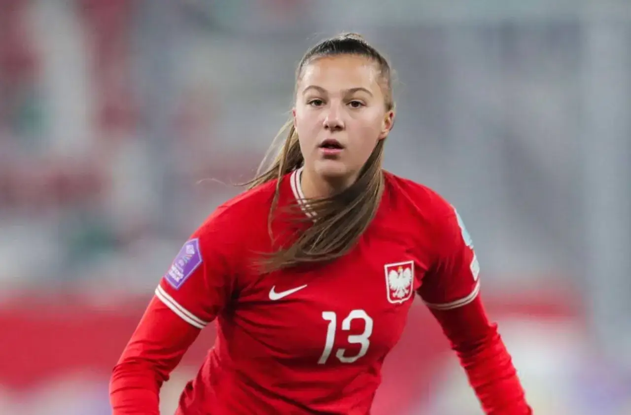 Emilia Szymczak w czerwonej koszulce z numerem 13, gotowa do gry.