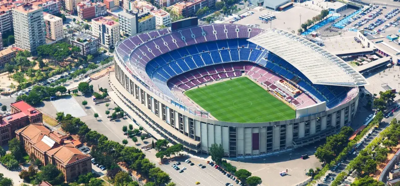 Widok z lotu ptaka na Camp Nou, stadion, gdzie gra Barcelona. Piękna, zielona murawa i niebiesko-purpurowe trybuny.