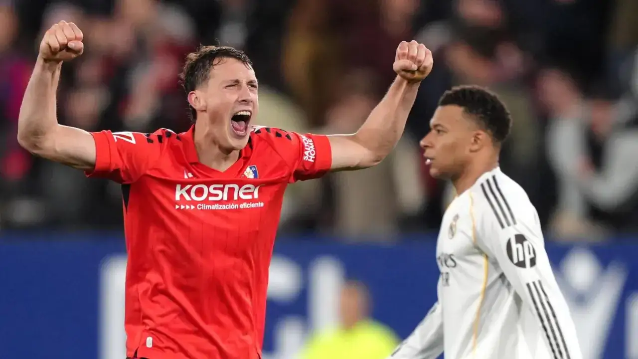 Piłkarz w czerwonej koszulce świętuje bramkę, obok niego stoi zawodnik Realu Madryt. Składy: Real Madryt – Osasuna.