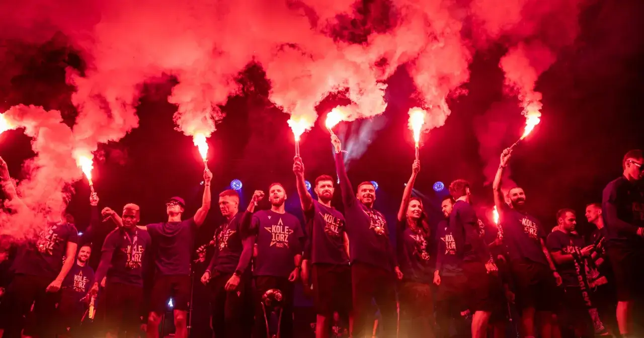 Piłkarze Lecha Poznań świętują, trzymając race. To moment, gdy Lech Poznań jest mistrzem Polski!