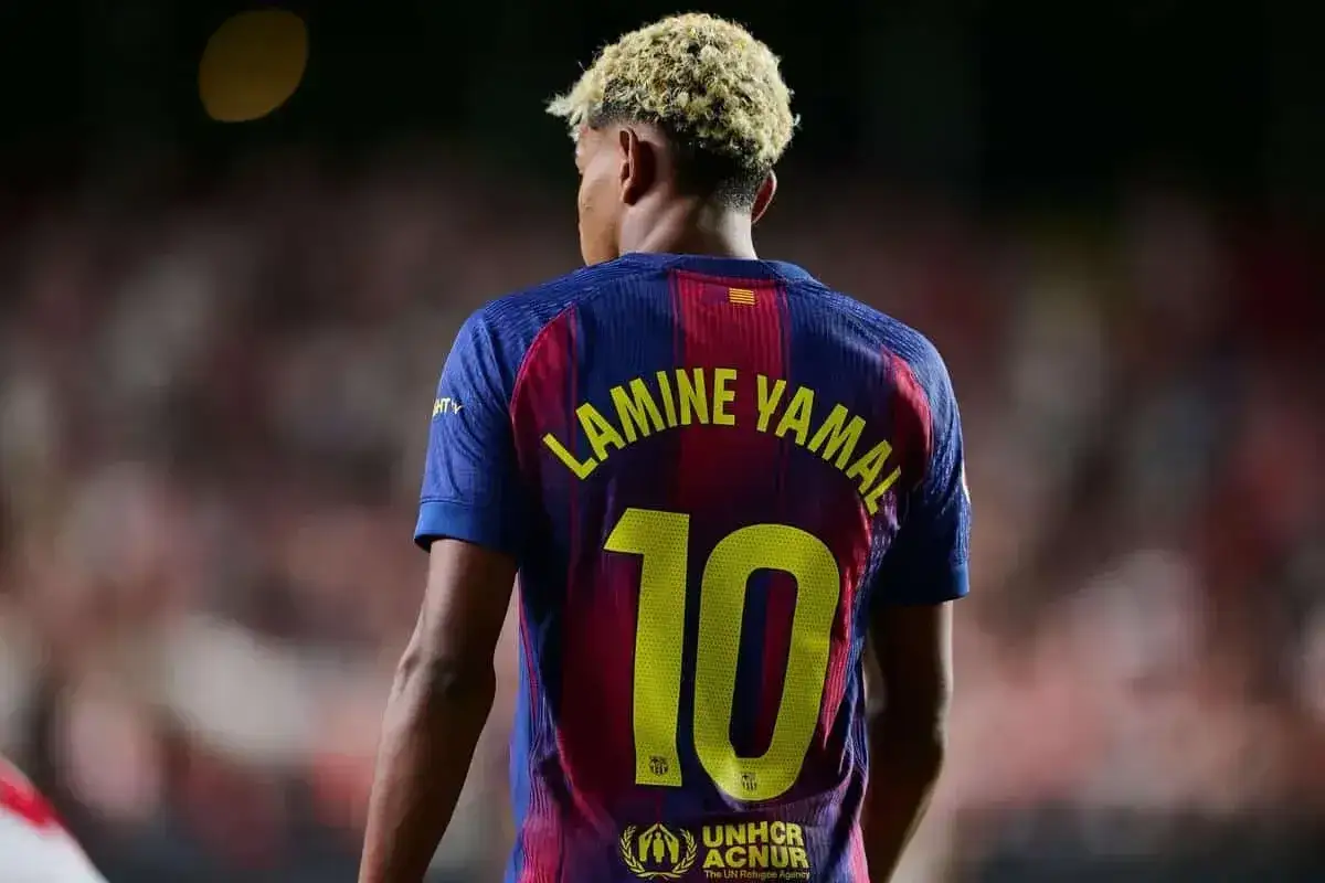 Piłkarz Lamine Yamal w koszulce FC Barcelony z numerem 10. Jego statystyki budzą podziw.