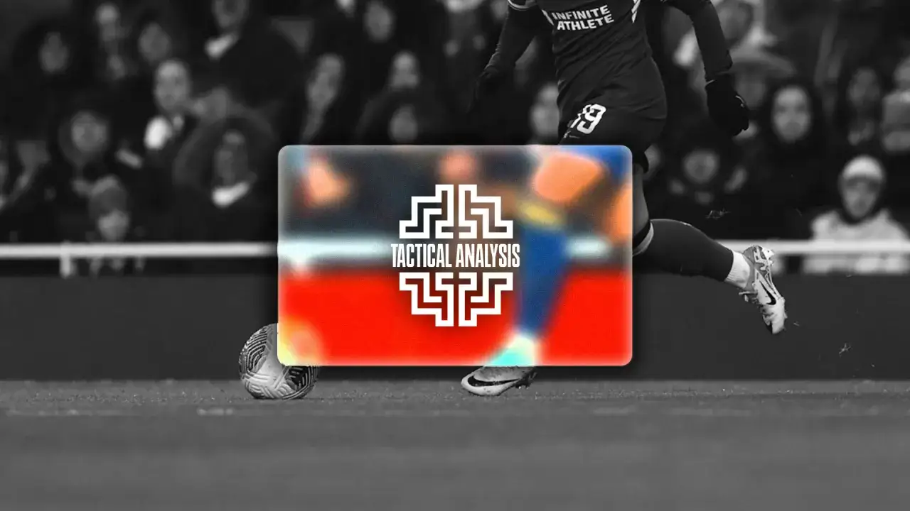 Piłkarz w akcji podczas klubowych mecz&oacute;w towarzyskich. Logo 