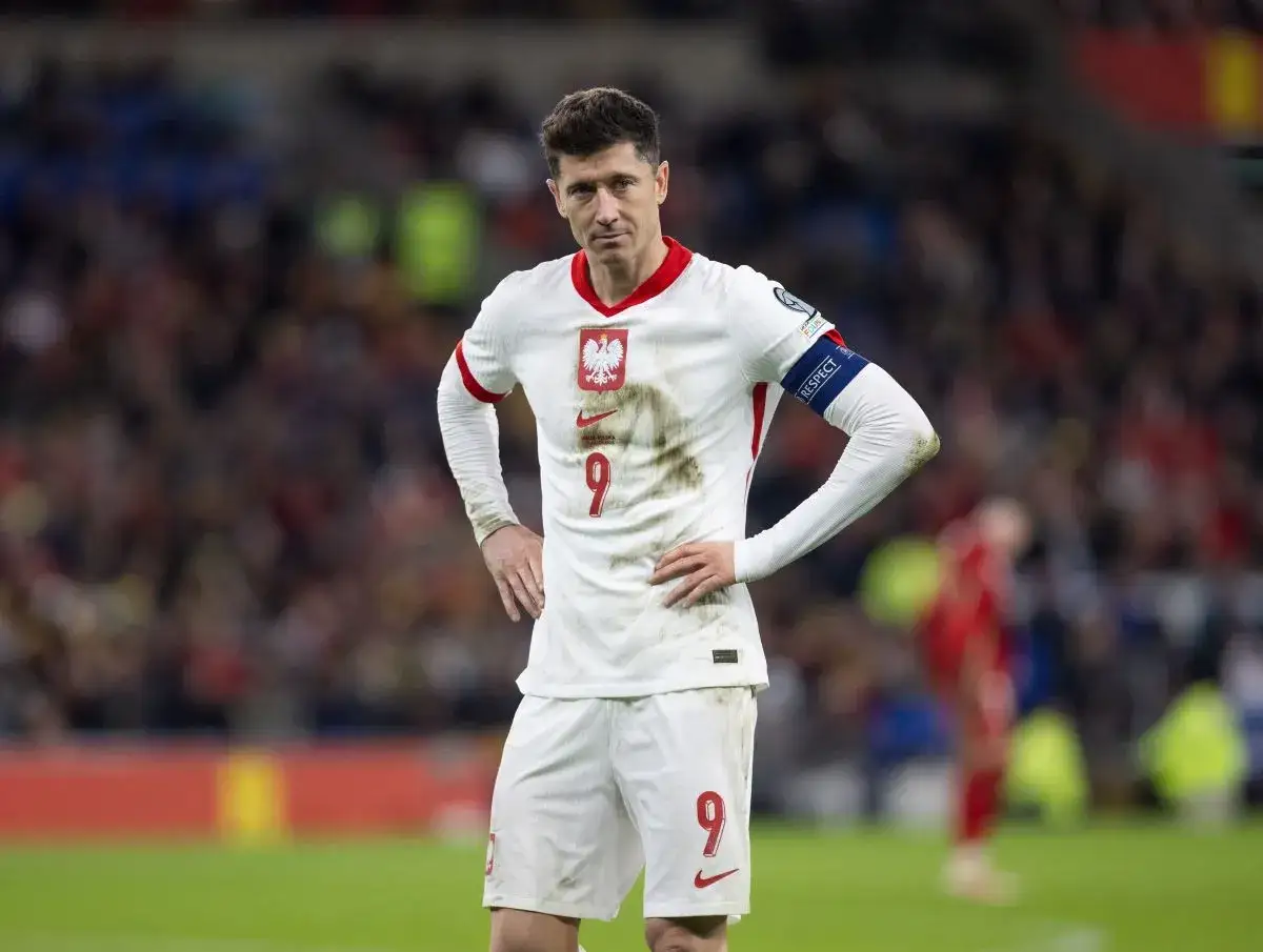 Robert Lewandowski w białej koszulce reprezentacji Polski, z numerem 9. Czeka na kolejne bramki.