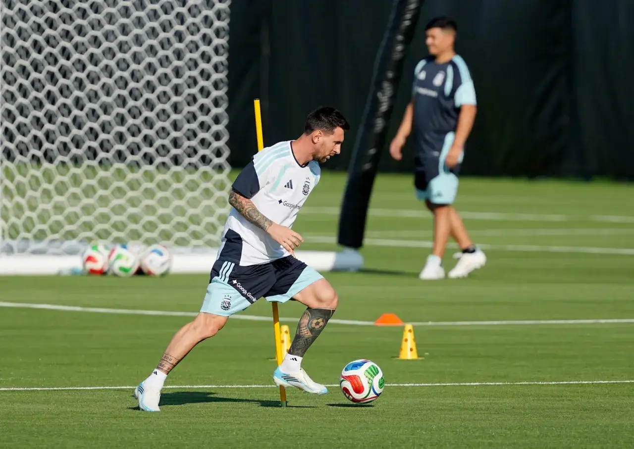 Messi trenuje mimo obaw o kontuzję, skupiony na piłce.