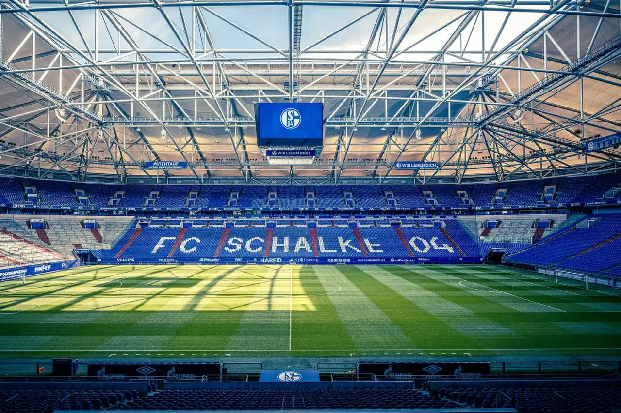 Pusta trybuna stadionu FC Schalke 04, z napisem