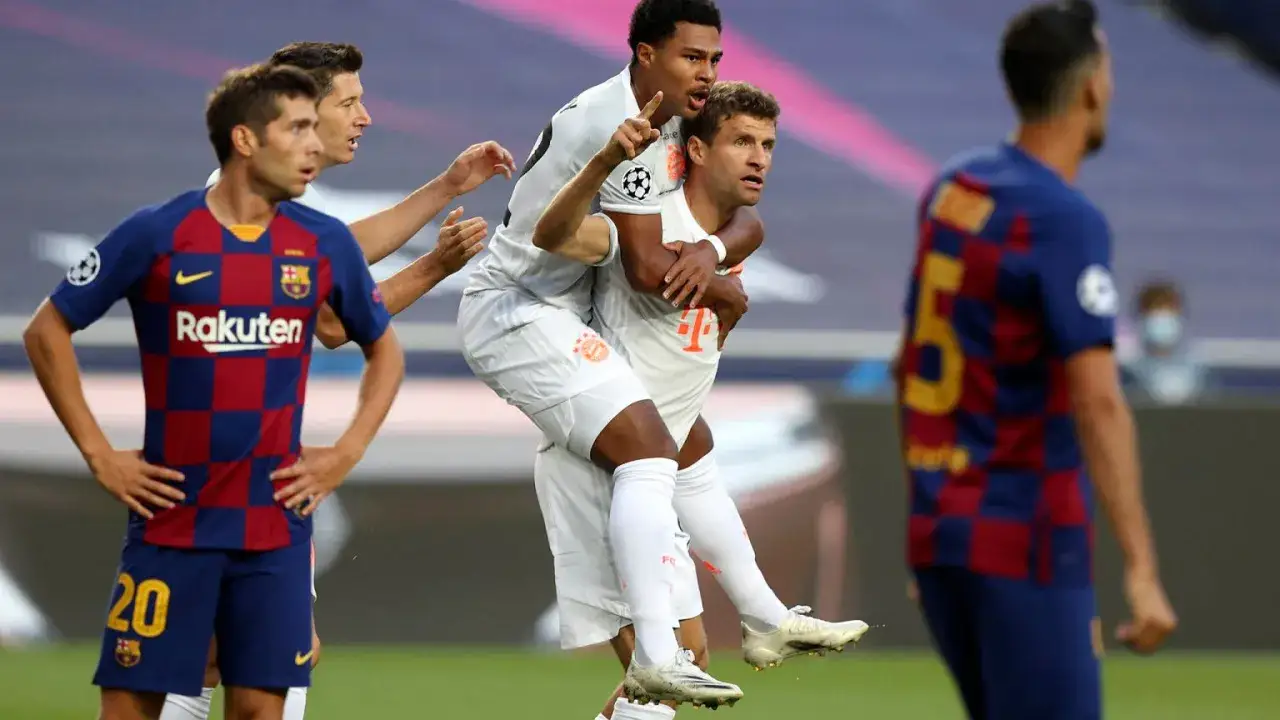 Piłkarze Bayernu Monachium świętują zwycięstwo nad FC Barceloną. Müller na barana u Serge'a Gnabry'ego.