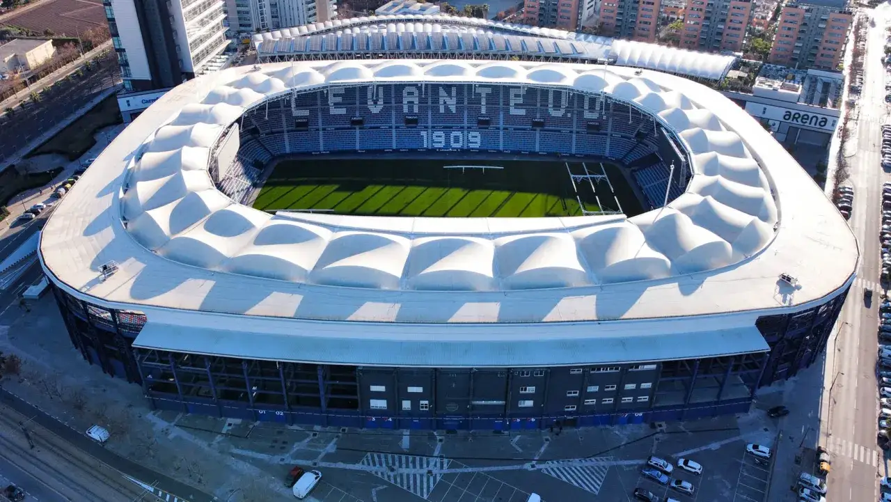 Estadi Ciutat de València, dom Levante U.D. z 1909, zielona murawa i biały, falisty dach.