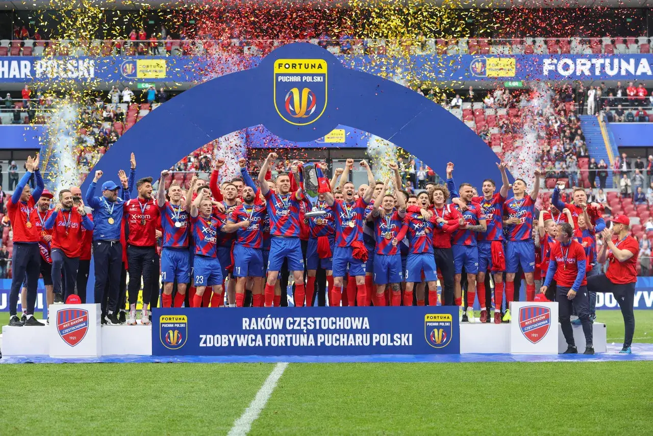 Radość zawodników Rakowa Częstochowa po zdobyciu Fortuna Pucharu Polski. Piłkarze świętują z pucharem, sypią się konfetti.