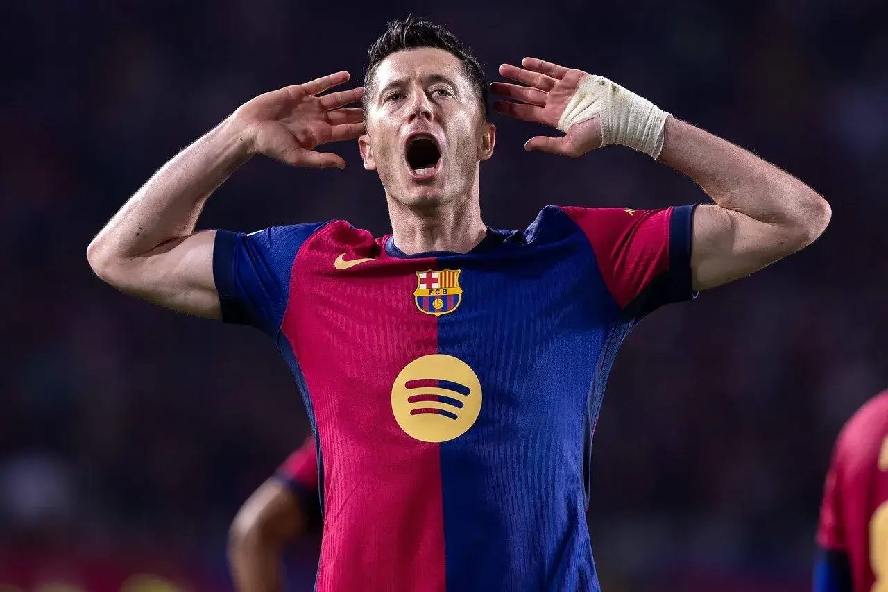 Robert Lewandowski, jeden z najlepsi strzelcy barcelony, świętuje bramkę.