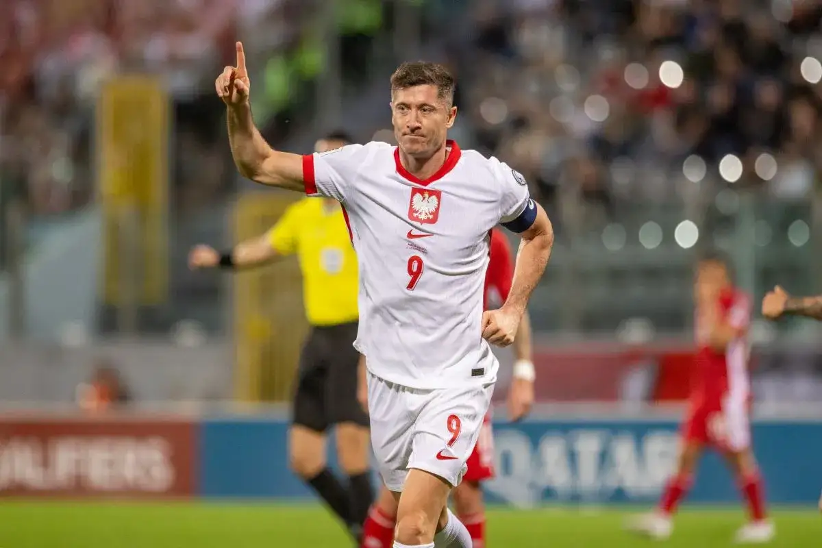 Robert Lewandowski, jeden z najbardziej znanych polskich piłkarzy, świętuje bramkę.