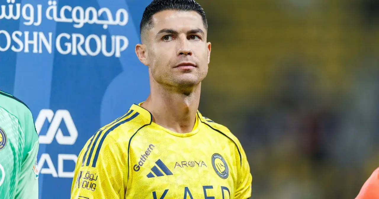 Cristiano Ronaldo w żółtej koszulce Al Nassr, gotowy do gry.