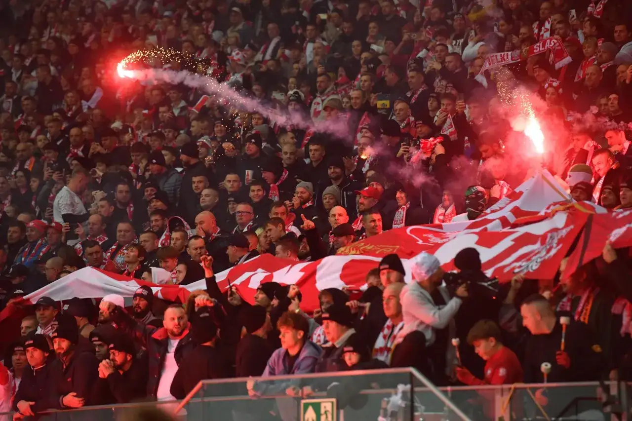 Tłumy kibiców na Stadionie Narodowym, odpalone race i flagi. Na stadion narodowy można wnieść gorący doping i biało-czerwone barwy!