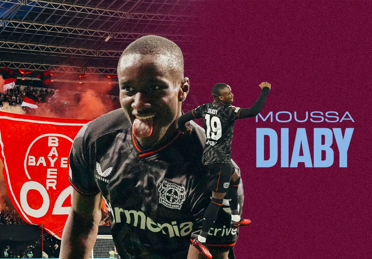 Moussa Diaby, piłkarz Bayeru Leverkusen, świętuje zwycięstwo. Na tle stadionu i kibiców widać jego radość.