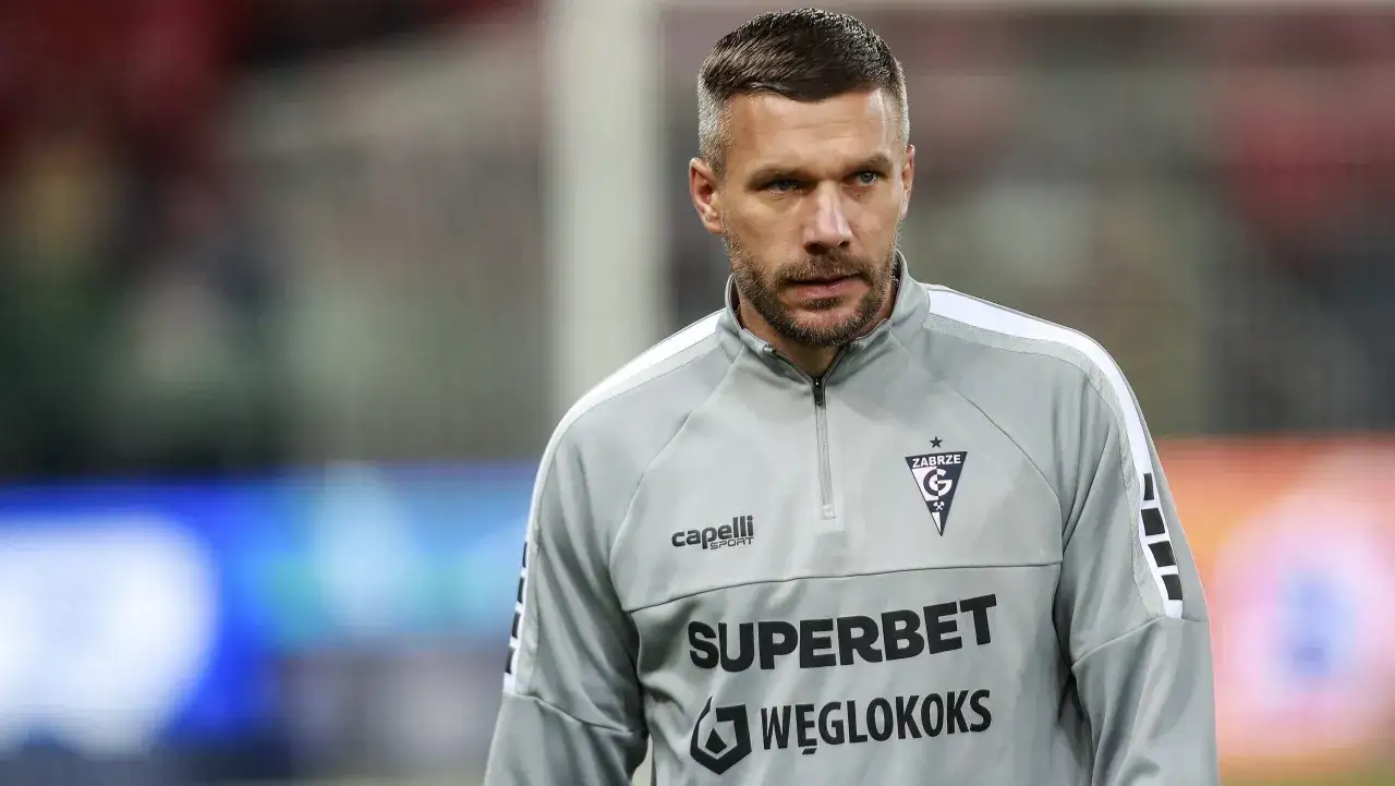 Trener Górnika Zabrze w szarej bluzie z logo klubu. Najnowsze wiadomości o zespole.